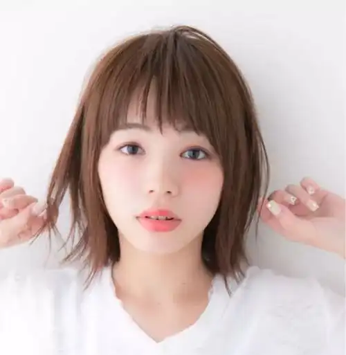 流行的时间也很长,齐肩短发,以梨花最为经典,这个长度适合原本长发想