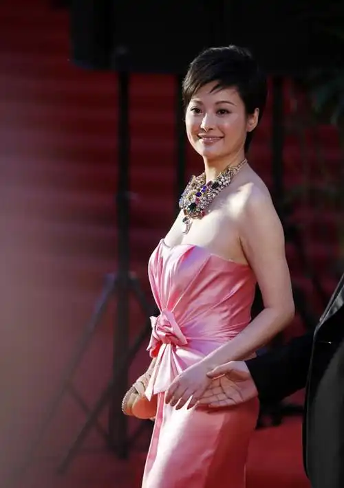 比如女星袁立,她本身的气质相对成熟性感,而且身材也比较丰腴,大多数