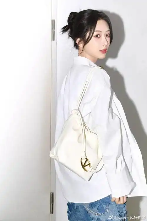 杨紫的生图360度无死角西装叠穿连体裤秀美腿戴琥珀眼镜好嫩