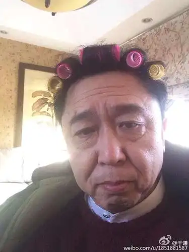 郭德纲一直说的于谦的三大爱好抽烟喝酒烫头是怎么来的?