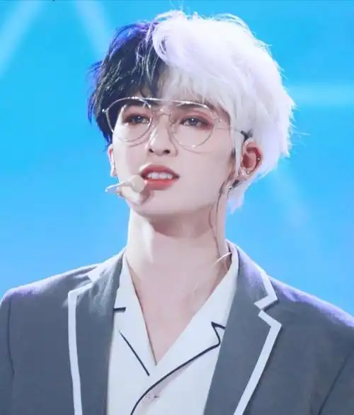 那必须要有朱正廷的阴阳头呀!这.