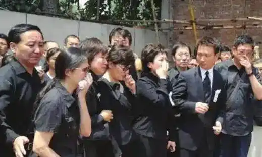 张宏民:担任央视主持32年零失误,如今58岁仍未婚