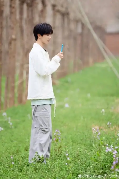 腾讯音乐由你榜#90#马嘉祺 蜉蝣#入眼是无尽的绿色,天空像打翻的