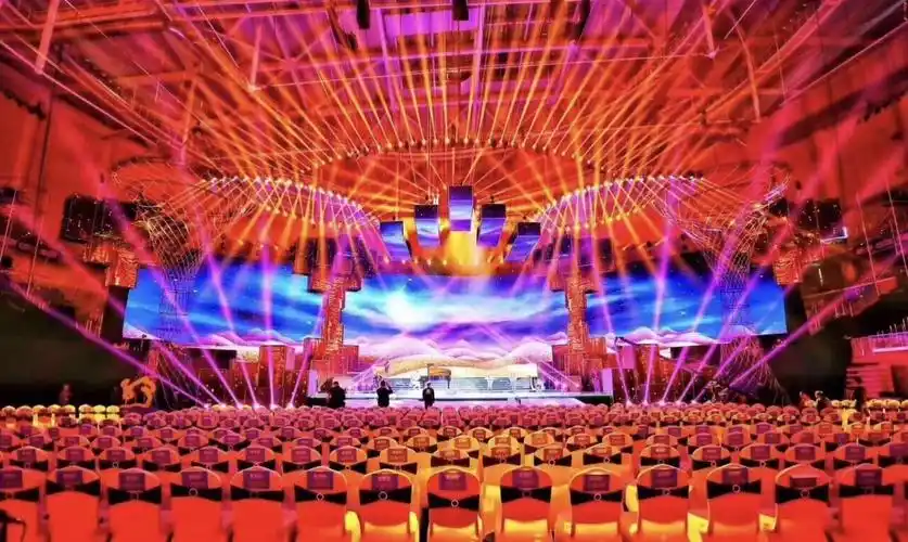 舞台设计四个表演区,前后左右八个上场通道,舞台各工种操作区,演员