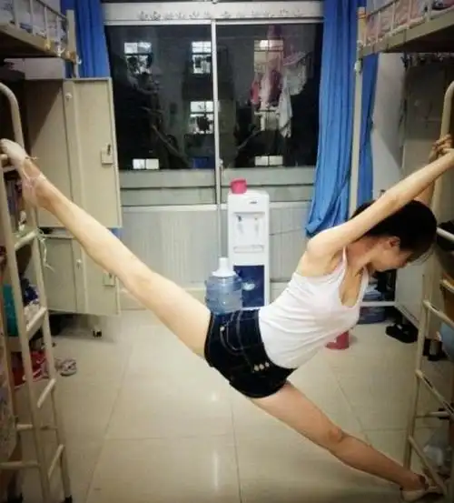 大学生在宿舍劈"一字马"的照片在网络上走红,随着劈腿照片在网络爆红