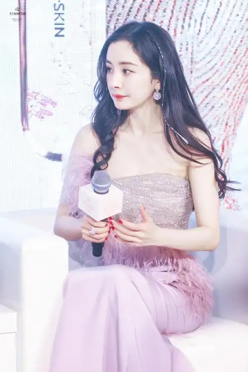 杨幂 姐姐就是嘴甜##杨幂抹胸绸缎羽毛裙