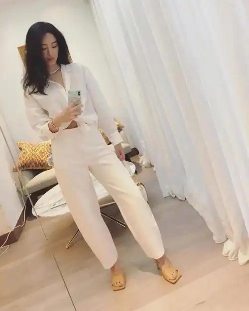 杨采钰的红唇太美了!白衬衫搭配大红唇,看着就非常高级