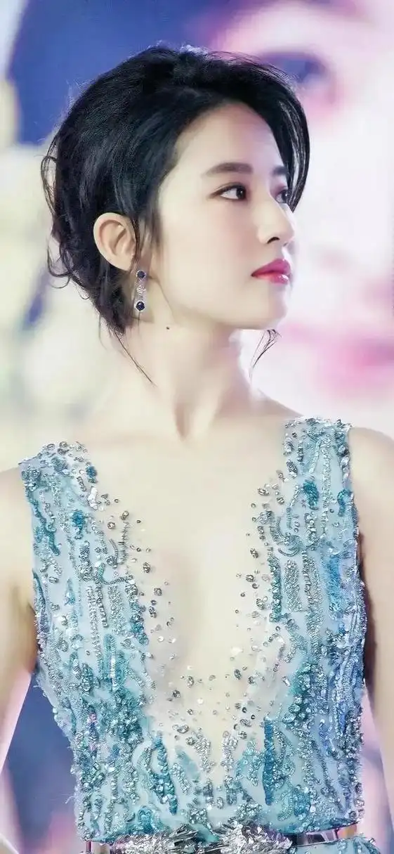 刘亦菲年轻时的美貌令人称叹,不少人甚至发出了"神仙姐姐"的称号.