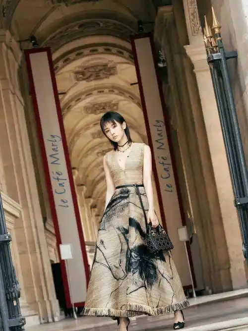 王子文个子小但身材比例匀称,穿深v连衣裙度假,真不止1米5_女生_版型