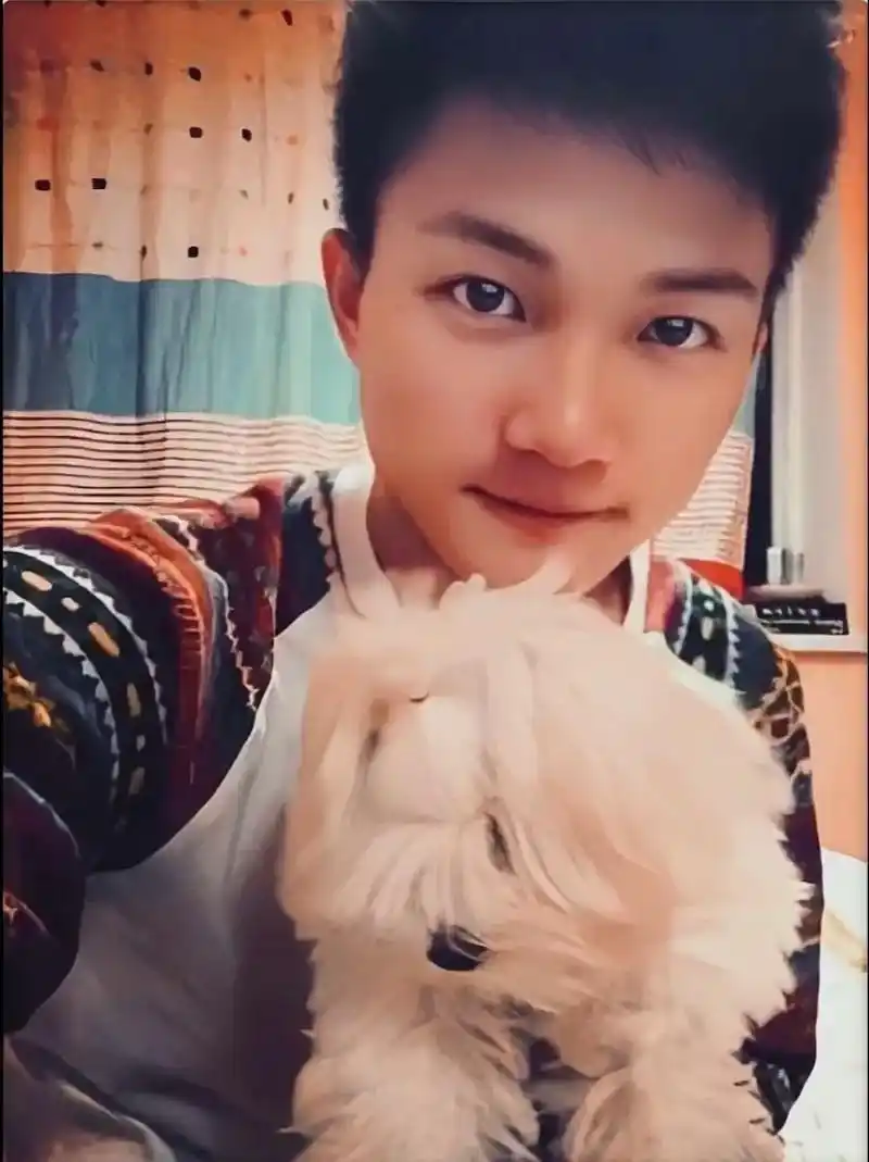 周深吃可爱长大的.小时候的深深精致好看#周深 #周深花开忘忧 - 抖音