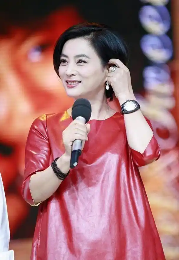 李玲玉:21岁嫁初恋,34岁再嫁犹太富商,与混血儿子的相处很独特