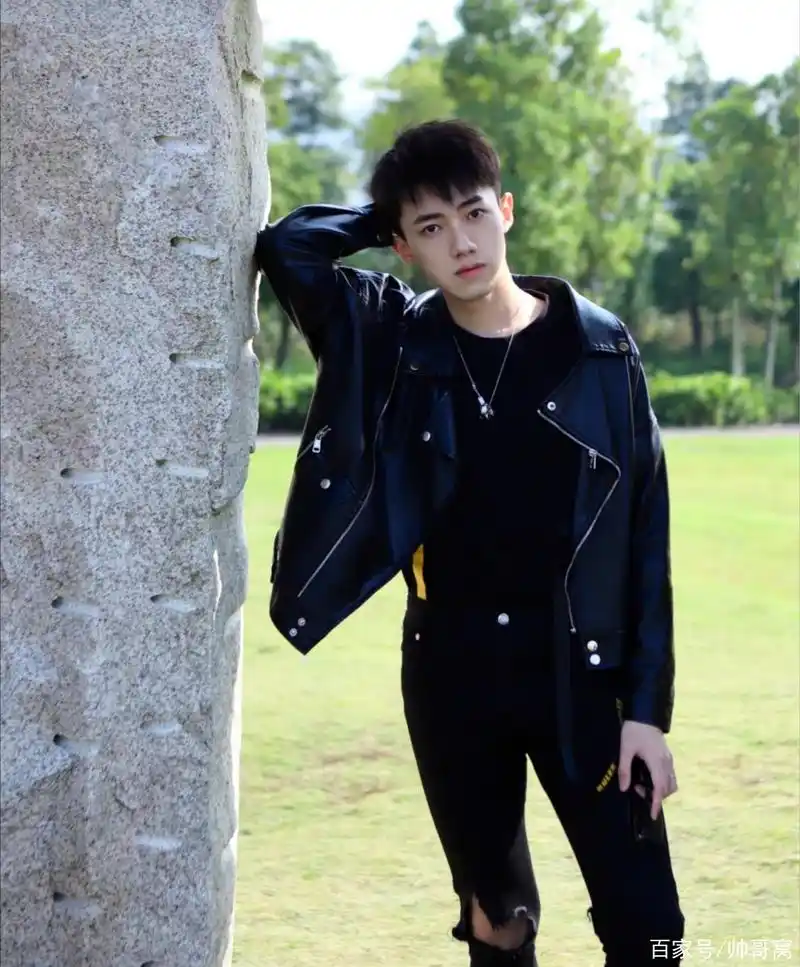 阳光下的00后狂野男孩,黑色皮衣显白更显酷,魅力超凡让人羡慕!
