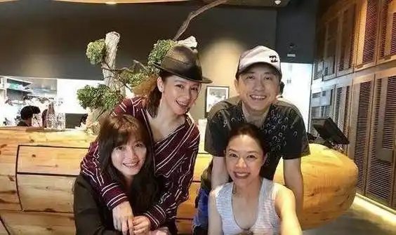 庾澄庆现任妻子张嘉欣,高材生毕业选择当主播,三姐妹都是美女_伊能静