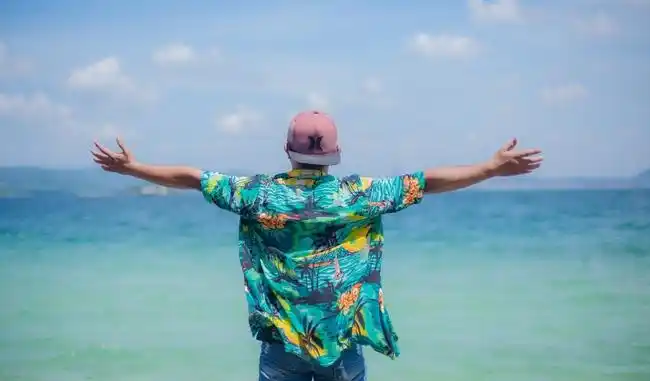 素材简介帅哥面朝大海背影图片 帅哥 面朝大海 背影 男人 男性 男士