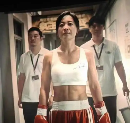 贾玲晒出正面照狂瘦100斤马甲线明显明显冲上热搜第一