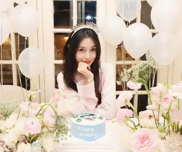 杨颖生日全家福曝光网友热议幸福满满颜值爆表