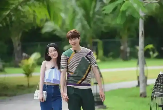 魏大勋和李沁公园约会一个帅气十足一个青春靓丽两人太搭了