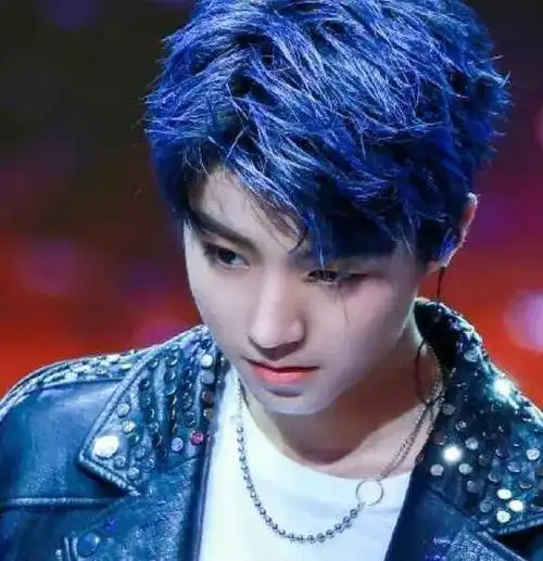 小凯蓝色的头发显得他有神秘气息,漫斯男没错了.