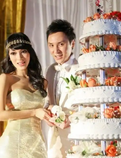 现在朱桢已再婚,现任妻子洪燕是一名教师,目前两人已经育有一个4岁的