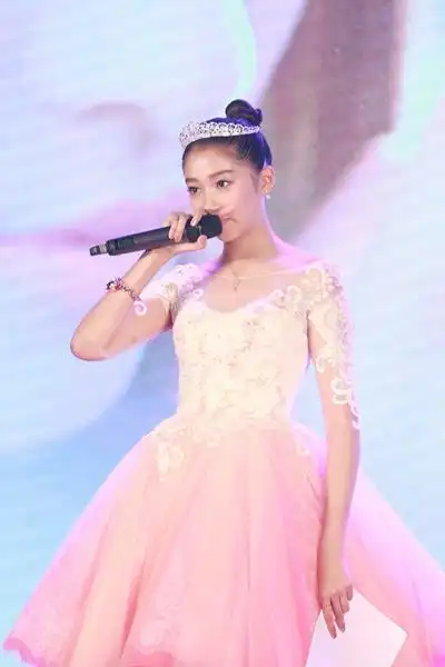 "国民闺女"关晓彤18岁啦!-凤凰新闻