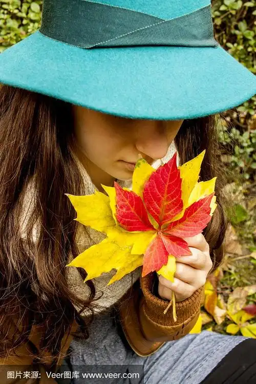 手持树叶的少女
