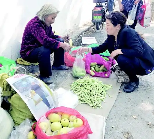 多买点"扁担奶奶"的菜让她早回家