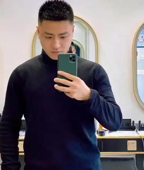 建议男人:若你到了50岁,切勿留这3种"油腻发型",看着显老