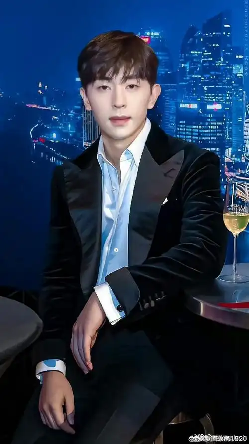 夏天都来了 是时候复工了我们的西装王子 一定会等到的    @邓伦