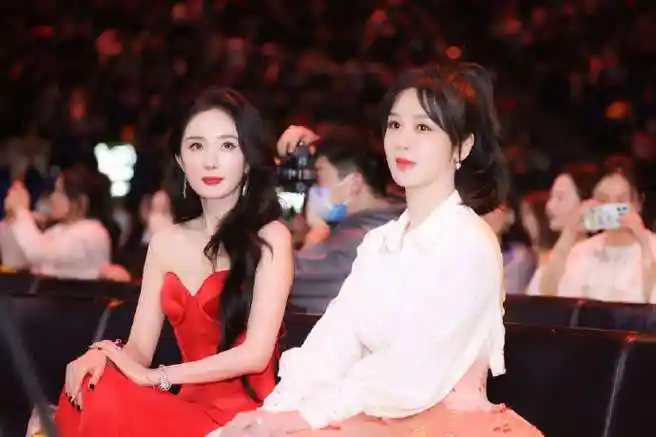 杨幂杨紫坐一起#微博之夜台下的杨幂,杨紫,一些养眼同框#微博之夜
