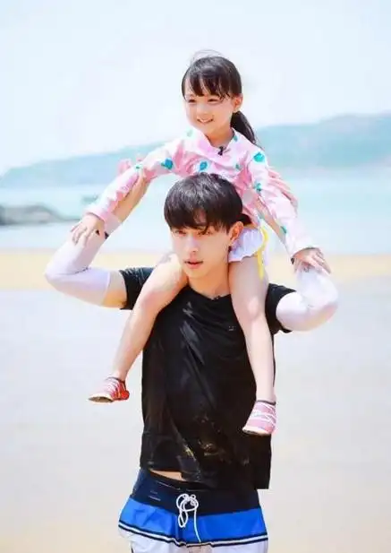 邓伦被偶遇:邓伦默默跟在身后(2)