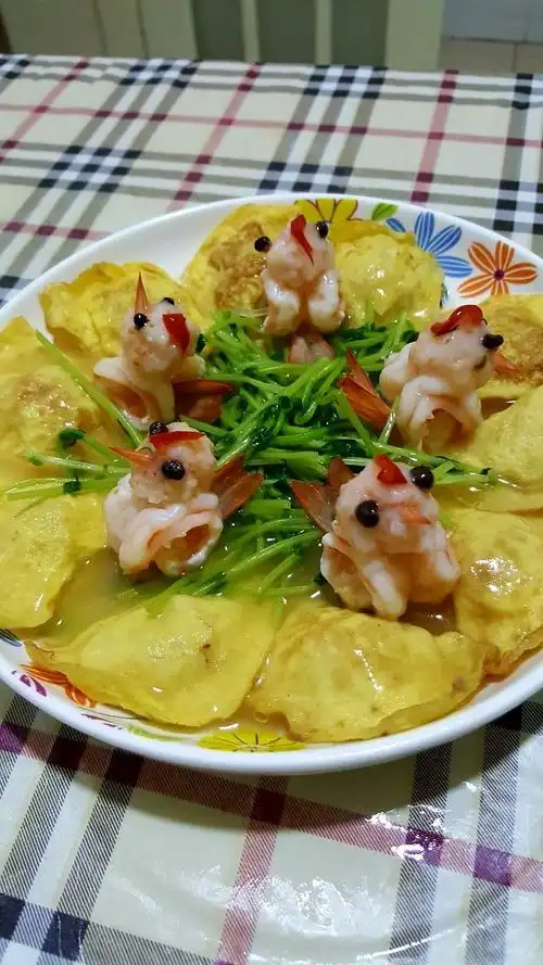 妈妈拿出一本老菜谱,说上面有道菜造型很好看,咱们试试,于是和妈妈一