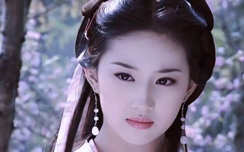 刘亦菲看秀遭遇够不着的男人网友天仙也有求而不得时