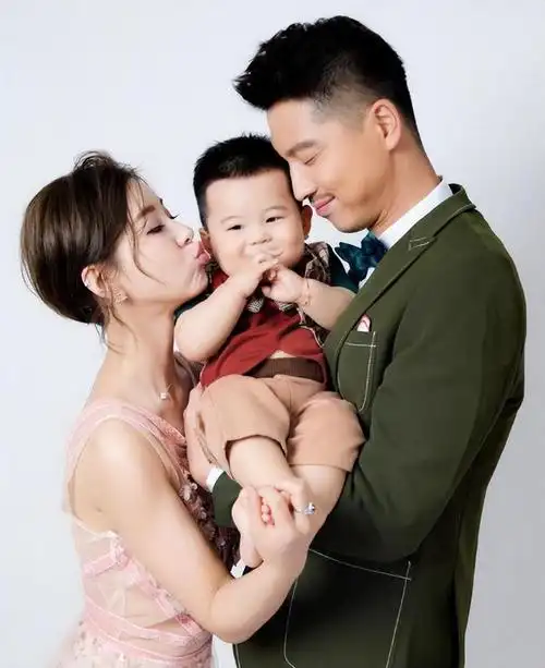 有种"整容"叫王雷结婚,老婆李小萌变化不大,他却"脱胎换骨"