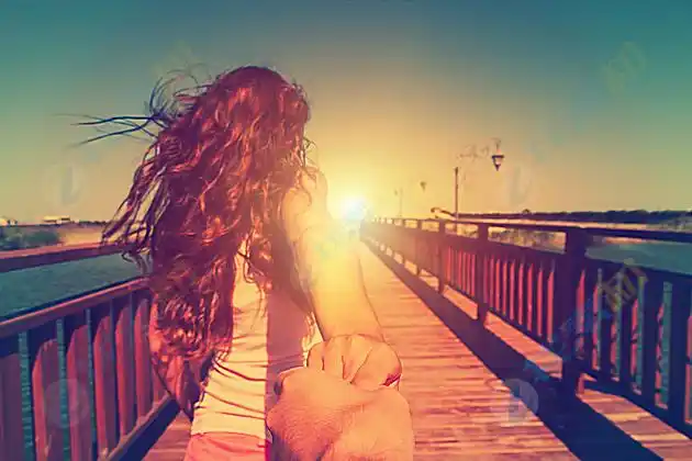 海边牵手女子背影高清图片下载