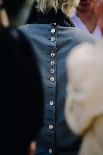 你会不会因为一颗扣子买下一件衣服?