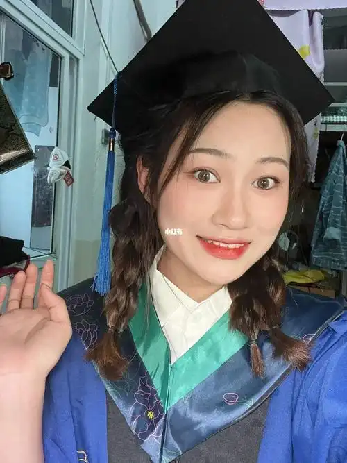 拍毕业照这样扎头发也太显脸小了呀呀呀
