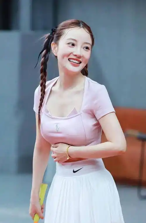 42岁李小璐晒打球照片,皮肤白皙身材苗条,被赞少女感满满_女性_网友