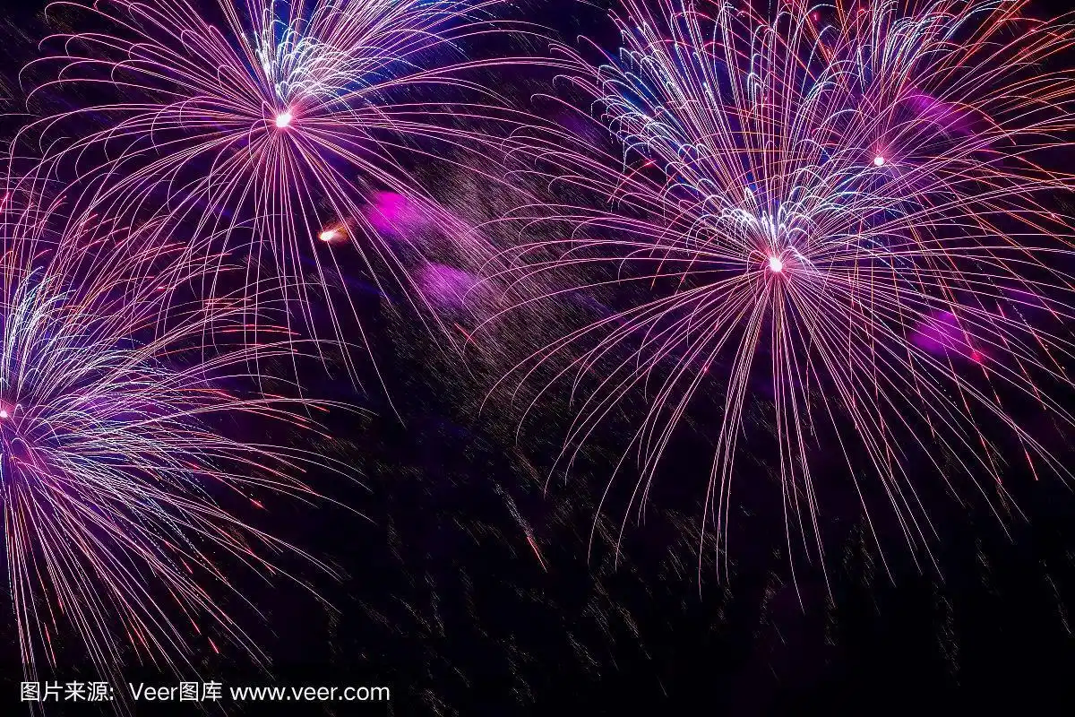 生动的紫色烟花与火花的特写.爆炸烟火装置具有审美,娱乐,艺术等目的.