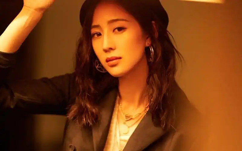 张钧甯气质干练写真图片桌面壁纸