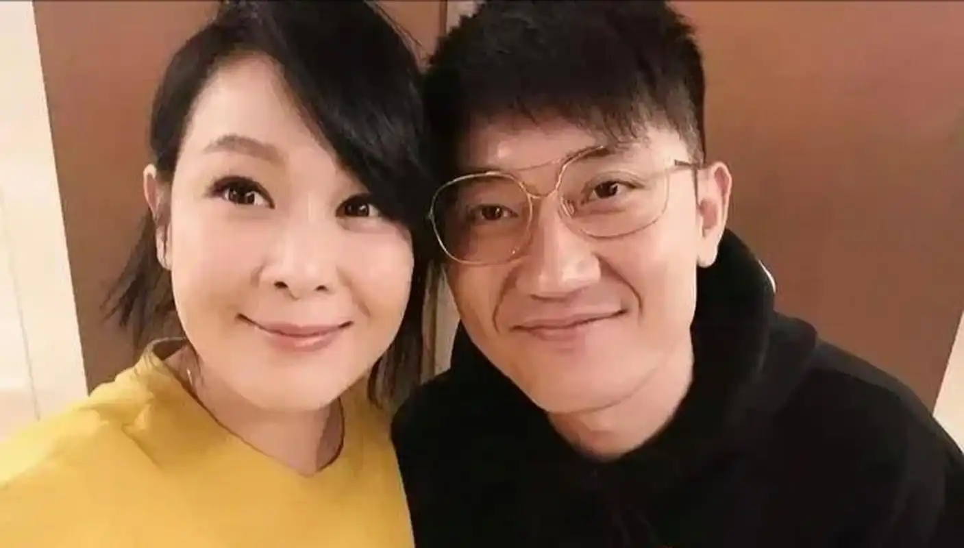 2011年,刘若英嫁给了身家68亿的富商钟小江,婚前刘若英约法三章:可以