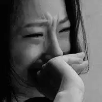 超伤感的微信流泪女生黑白头像