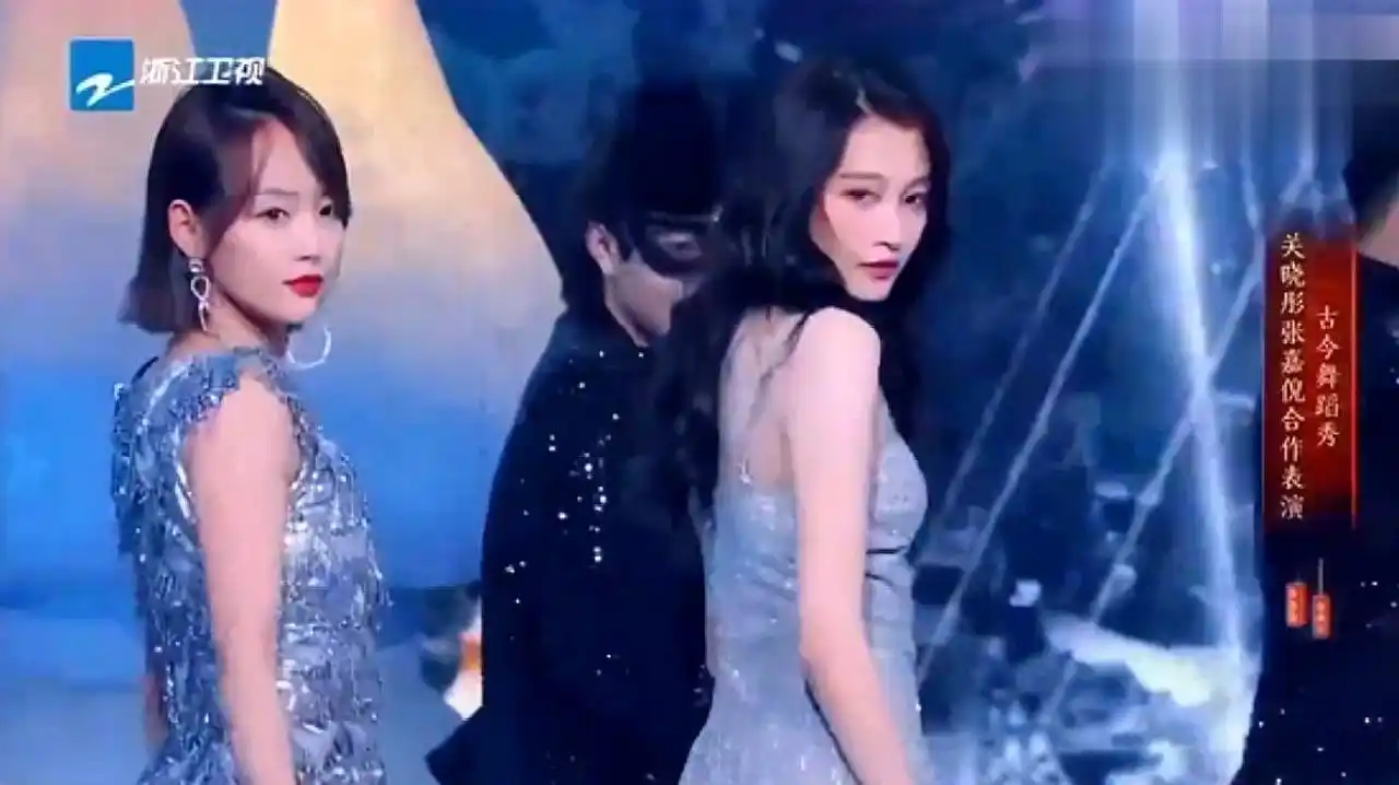 王牌对王牌,张嘉倪关晓彤合作性感热舞,没想到晓彤深藏不露啊