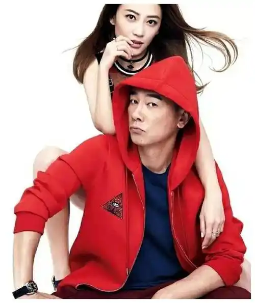 56岁陈小春喜迎二胎,妻子应采儿素颜出镜,孕育光彩照人