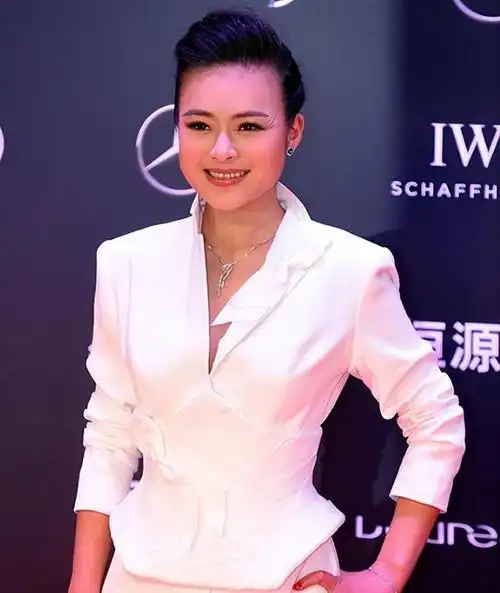 主持人陈辰罕晒全家福,与小3岁老公似姐弟,41岁高龄生子