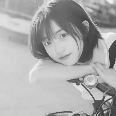 黑白女生头像唯美真人可爱图片