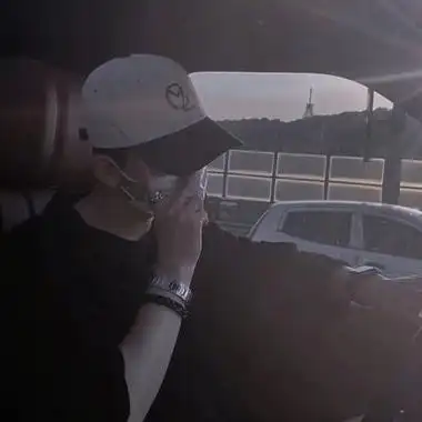 疲惫的生活需要一个很爱的男头-男生头像 - 壁纸之家