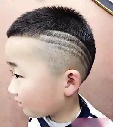 超短男生的发型从正面看有一点帅气感.