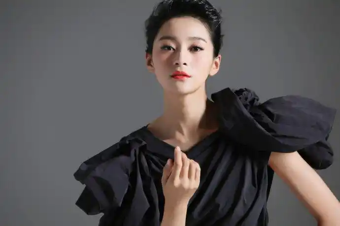 曾十几个月没戏拍的她,因《延禧攻略》爆红,22岁和丈夫演母子