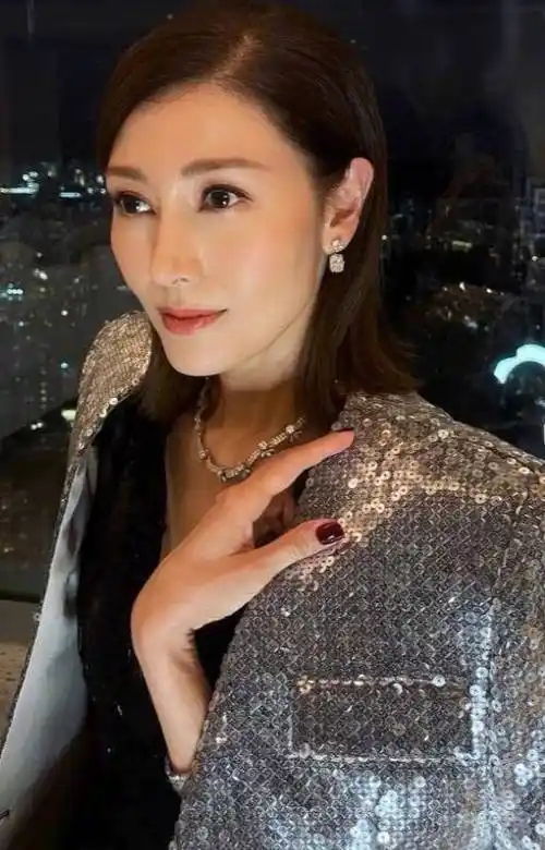 李嘉欣近照流出,直面镜头,还是这么抗打.