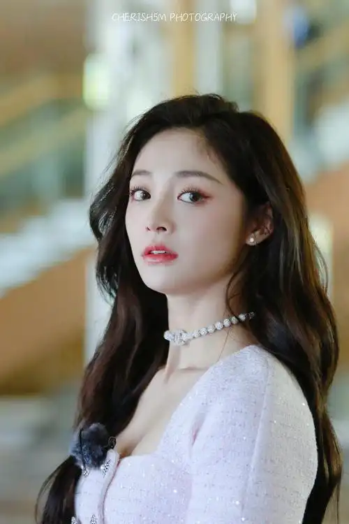 周洁琼在爆裂的妆造挺好看的有101门面内位了估计播出后会吸一波颜粉